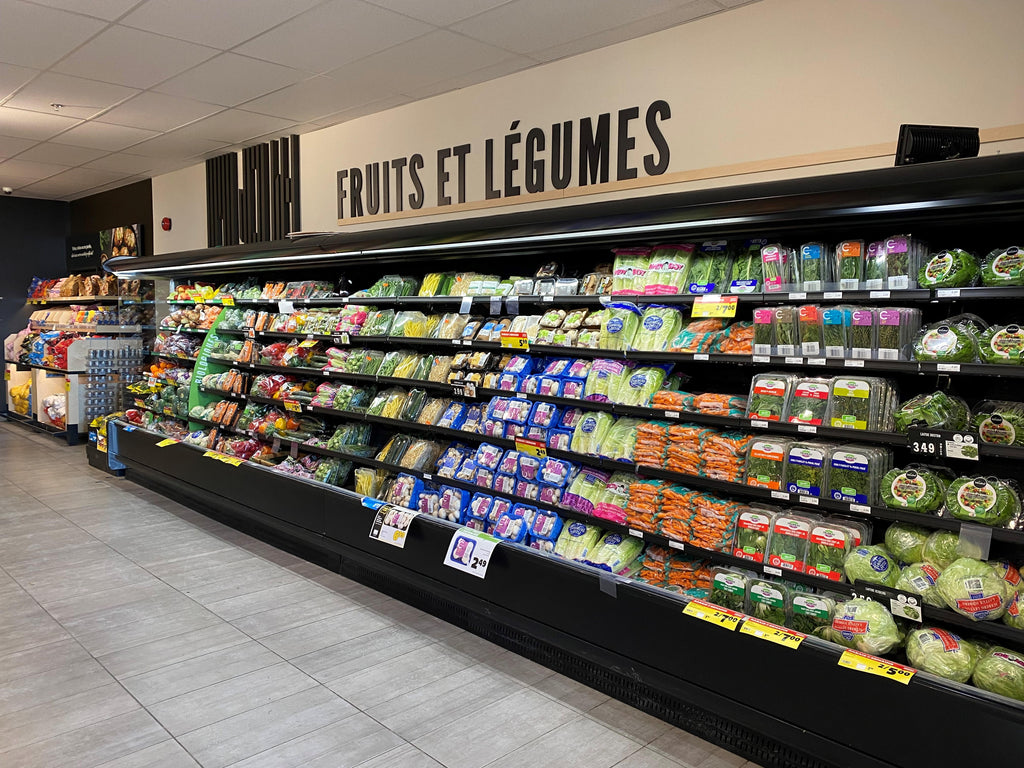 Comptoir réfrigéré pour les produits frais tels que les légumes et les fruits.